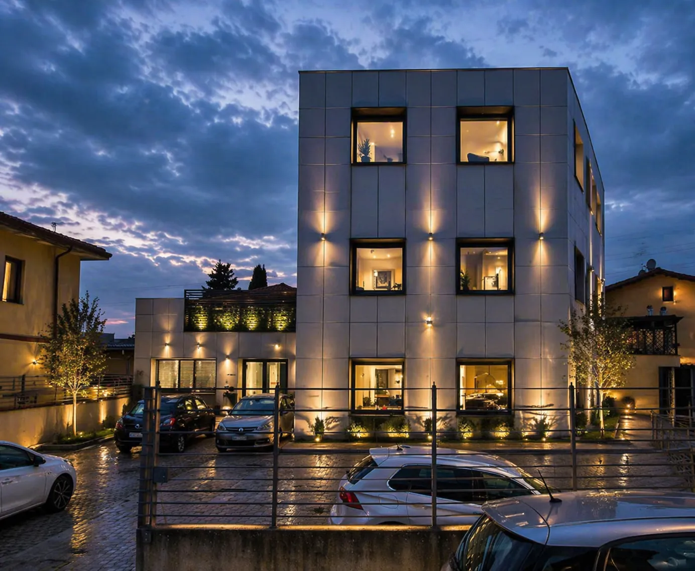 Edificio per uffici con illuminazione architetturale progettata da Tecnoconsulting