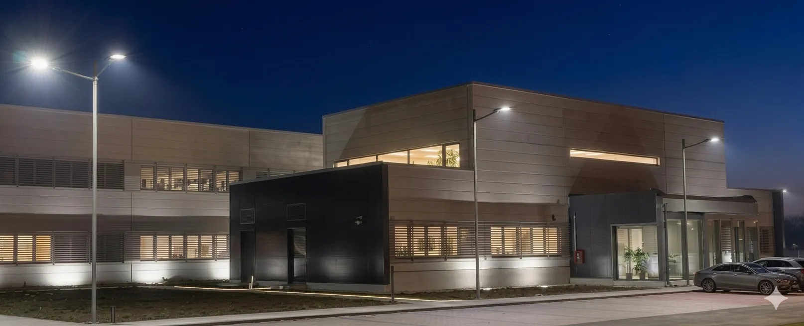Edificio industriale con impianti di illuminazione esterna